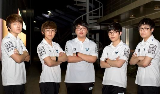 ZywOo 发布了自己的游戏鼠标